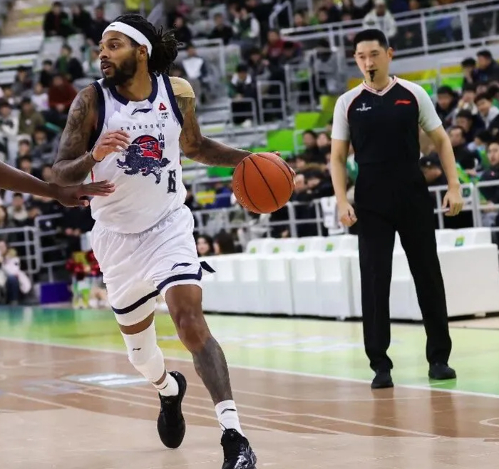 开云官方网站-山东胜江苏2喜2忧!陈林坚地位提升,邱彪险引崩盘,谢智杰迷失!|山东队|乔-约翰逊|篮板|比赛|约翰逊_新浪体育_新浪新闻