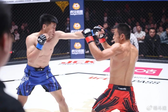 今晚,两位国际高手冲击JCK!中国选手面临严峻考验|腾力格|伊兹丁|李金波|阿斯克尔拜|MMA_新浪体育_新浪新闻